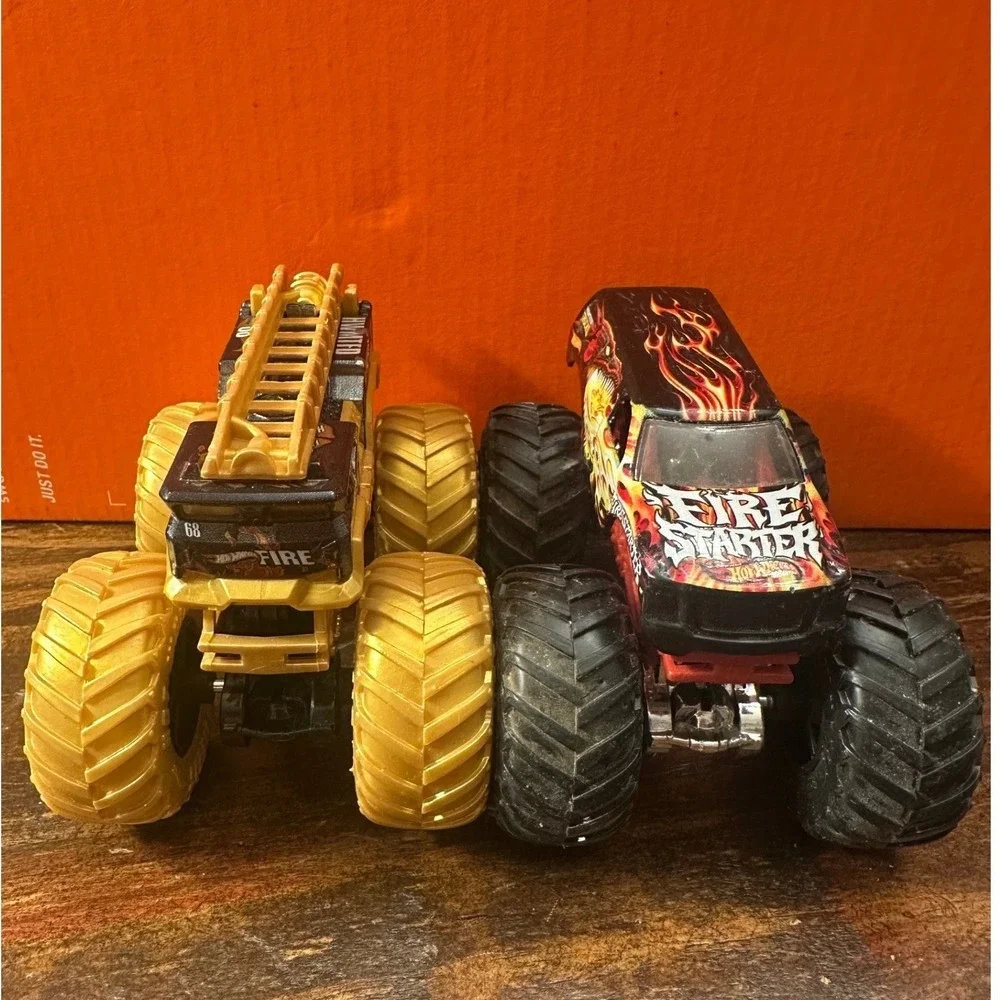 Monster Jam Fire Starter & 5 Alarm Truck Gold Fire Truck 1:64  Hot‎ Wheels Set 2